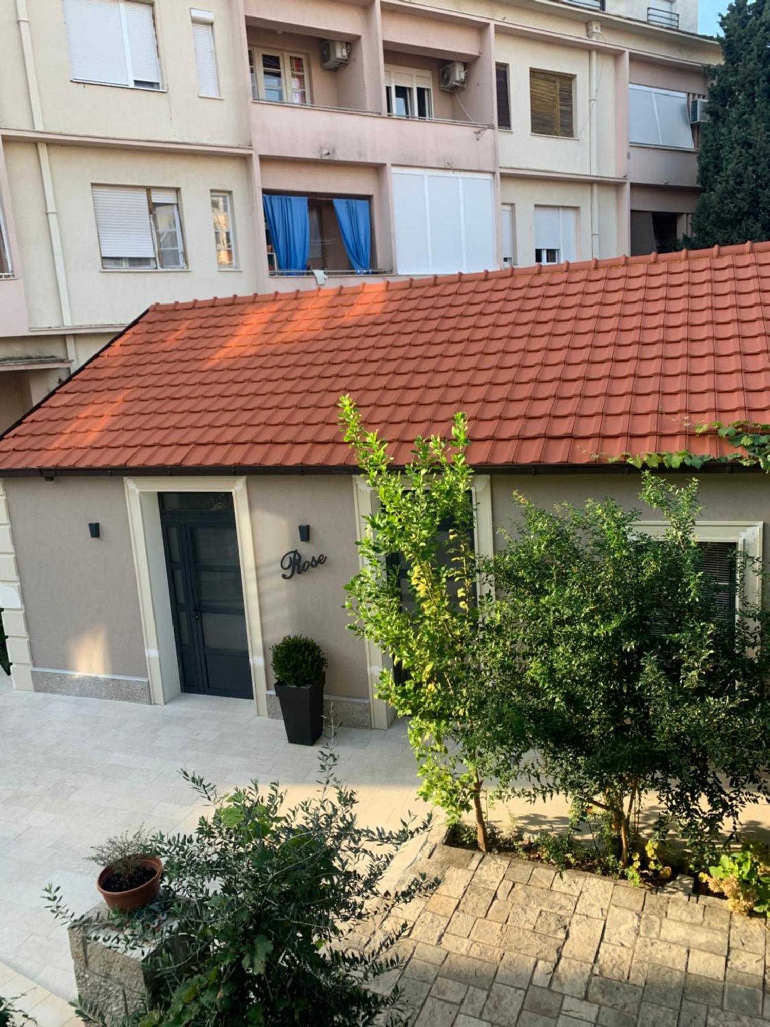 Rose Downtown Lägenhet Podgorica Exteriör bild